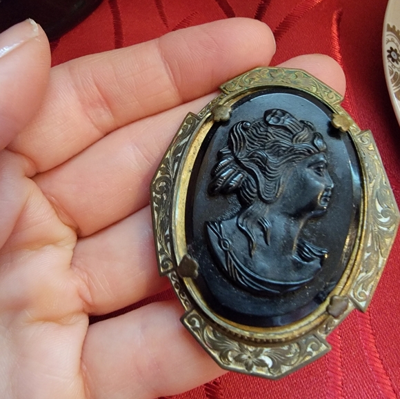 Vintage Victorian Brass Cameo Brooch - Picture 11 of 12